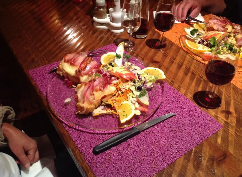 Assiette servie au restaurant, verres de vin rouge