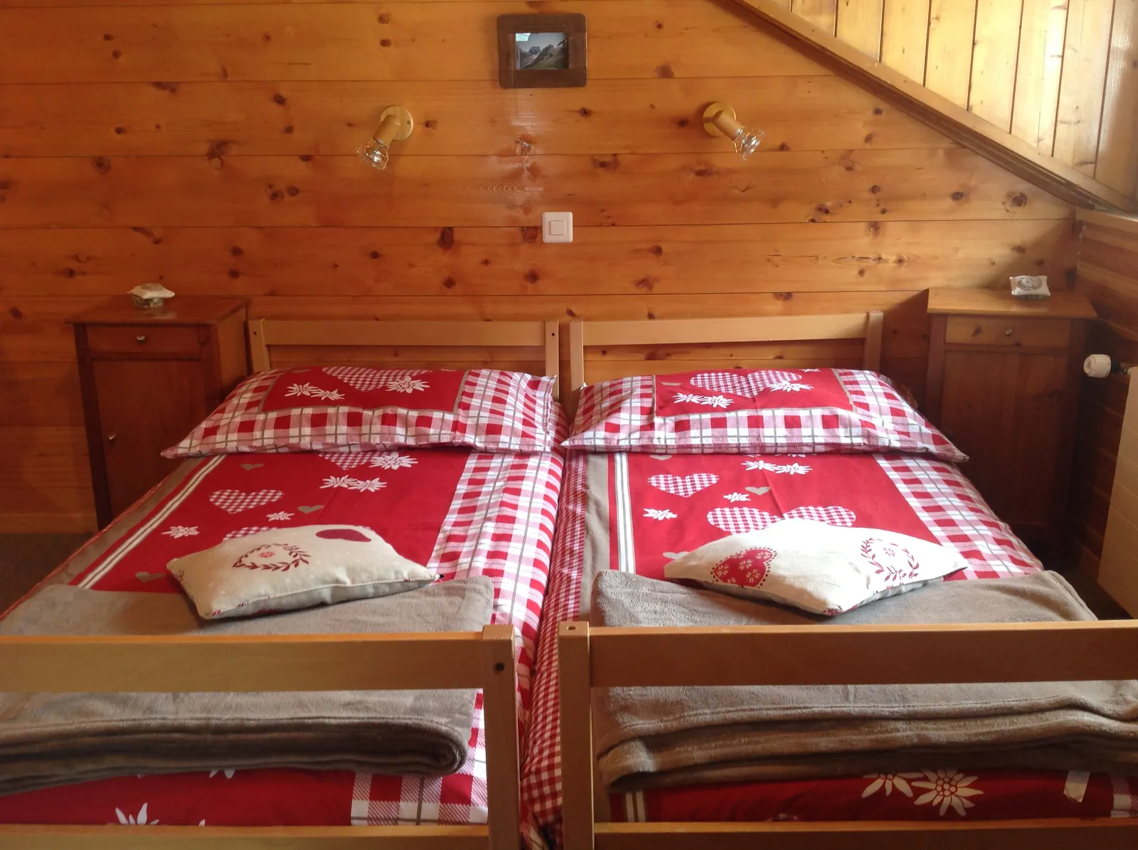 Chambre double lambrissée, linge à carreaux rouges
