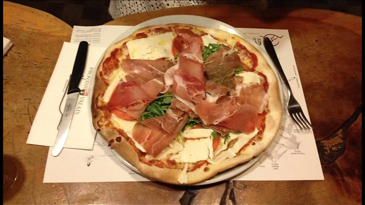 Pizza au jambon cru et roquette