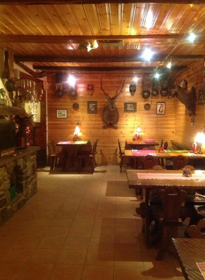 La salle du restaurant, boiseries et lumière chaude